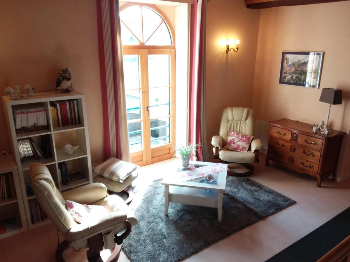 Le Moulin De Meral Montsurs Luaran gambar